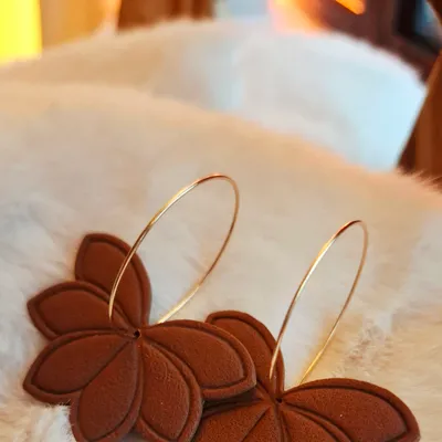 Boucles d’oreilles Lys Chocolat – Modèle unique & fait main ✨